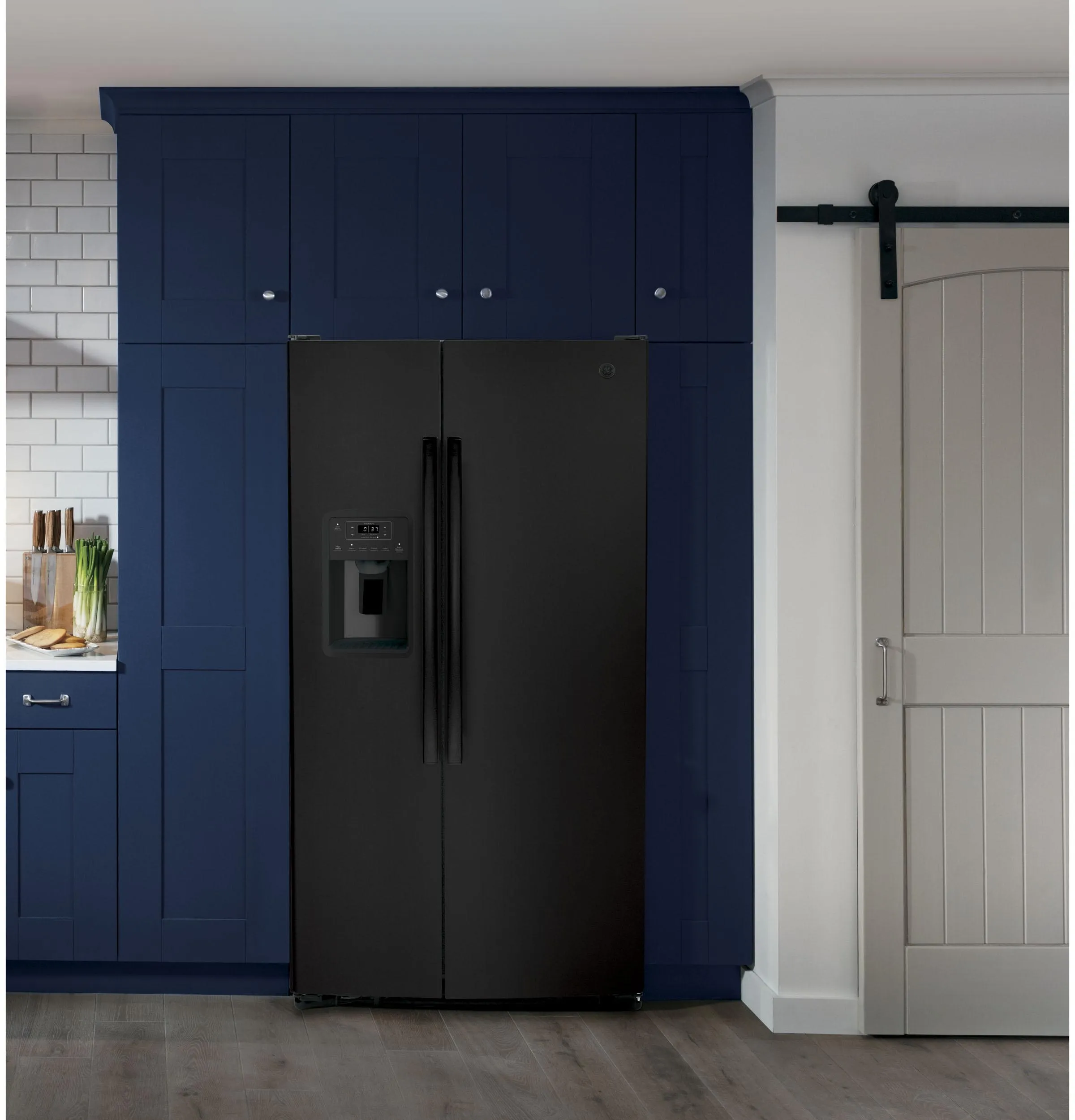 GSS25GGPBB GE® 25.3 Cu. Ft. Side-By-Side Refrigerator