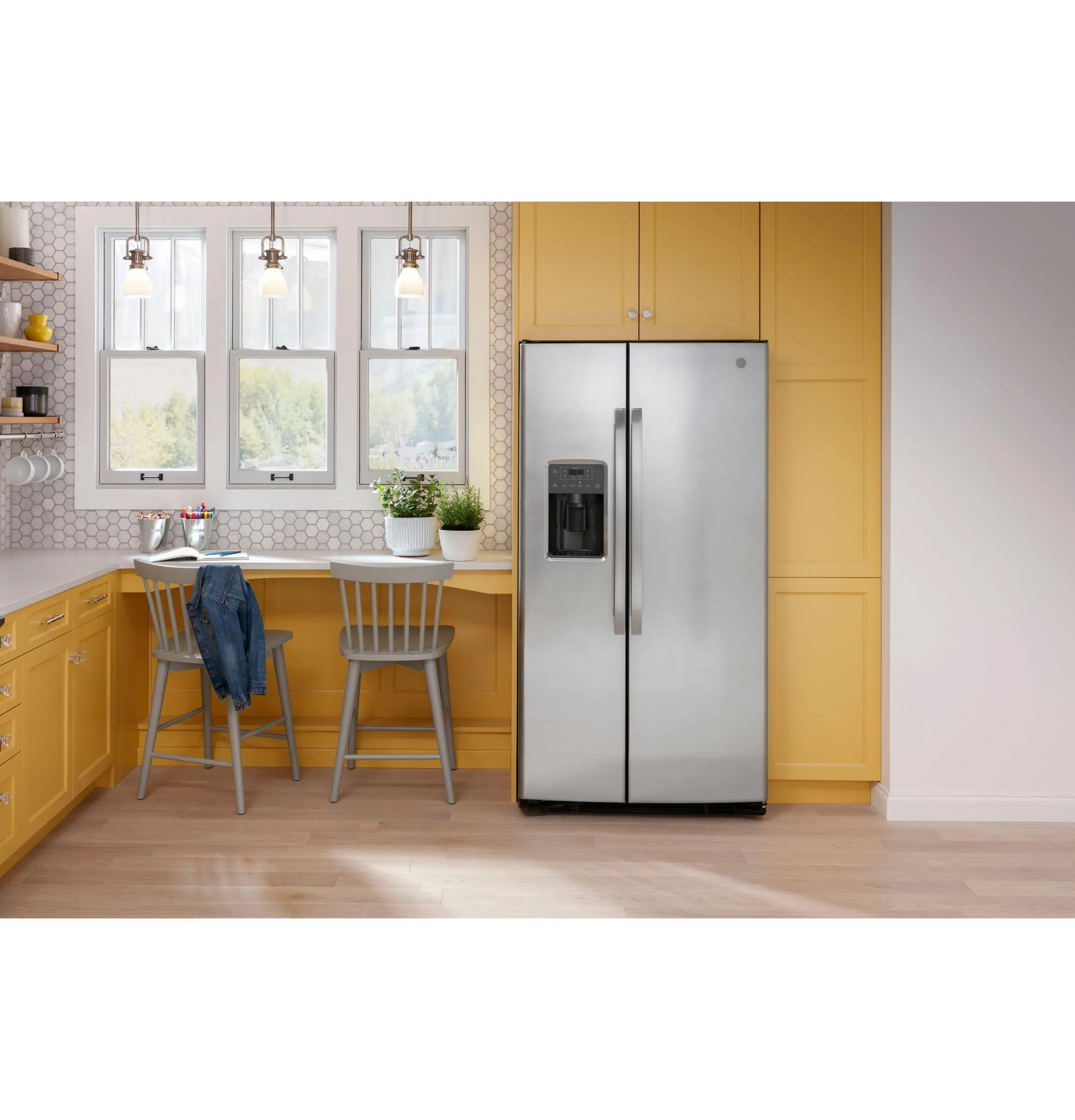 GSS25GYPFS GE® 25.3 Cu. Ft. Side-By-Side Refrigerator