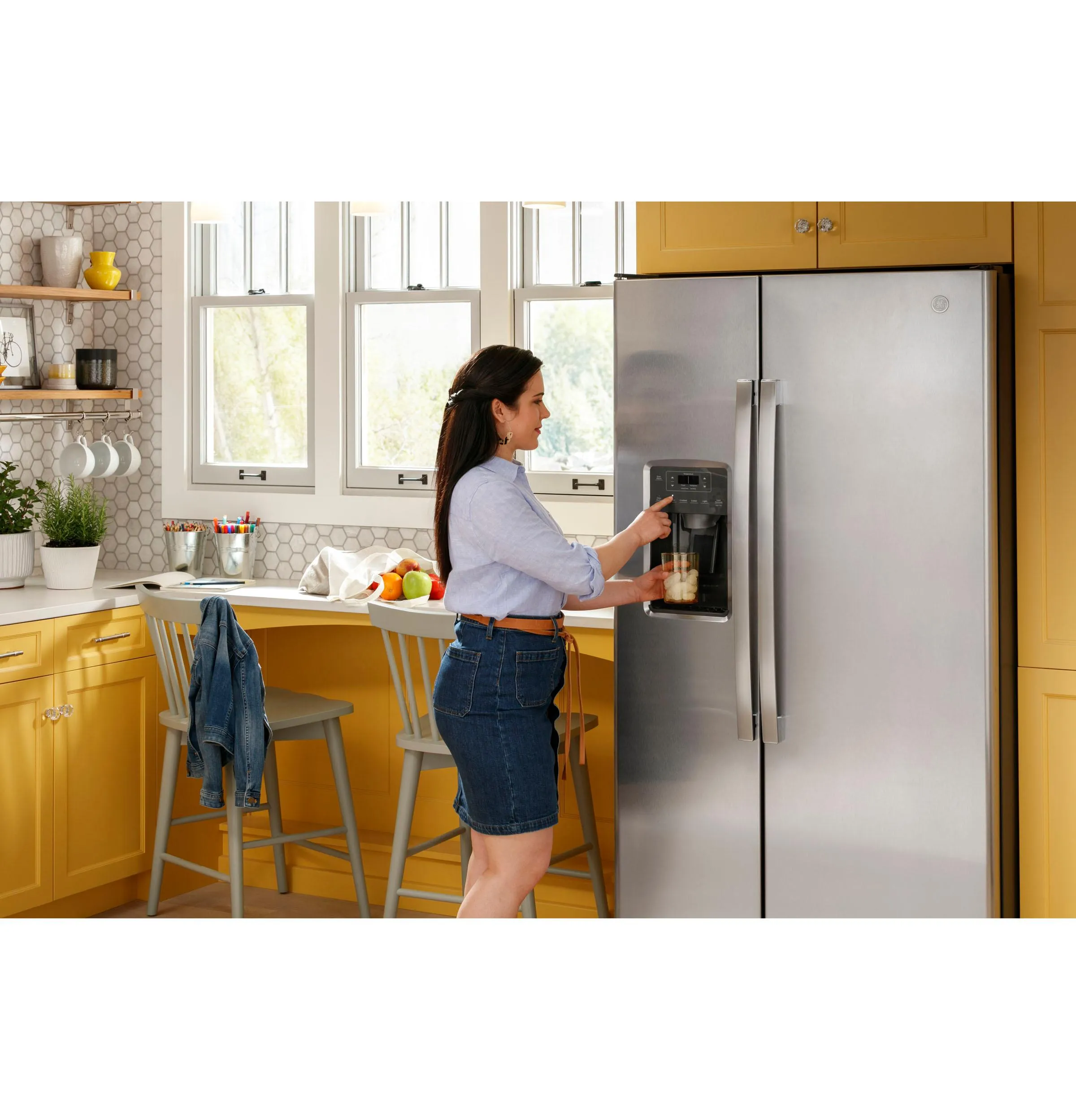 GSS25GYPFS GE® 25.3 Cu. Ft. Side-By-Side Refrigerator