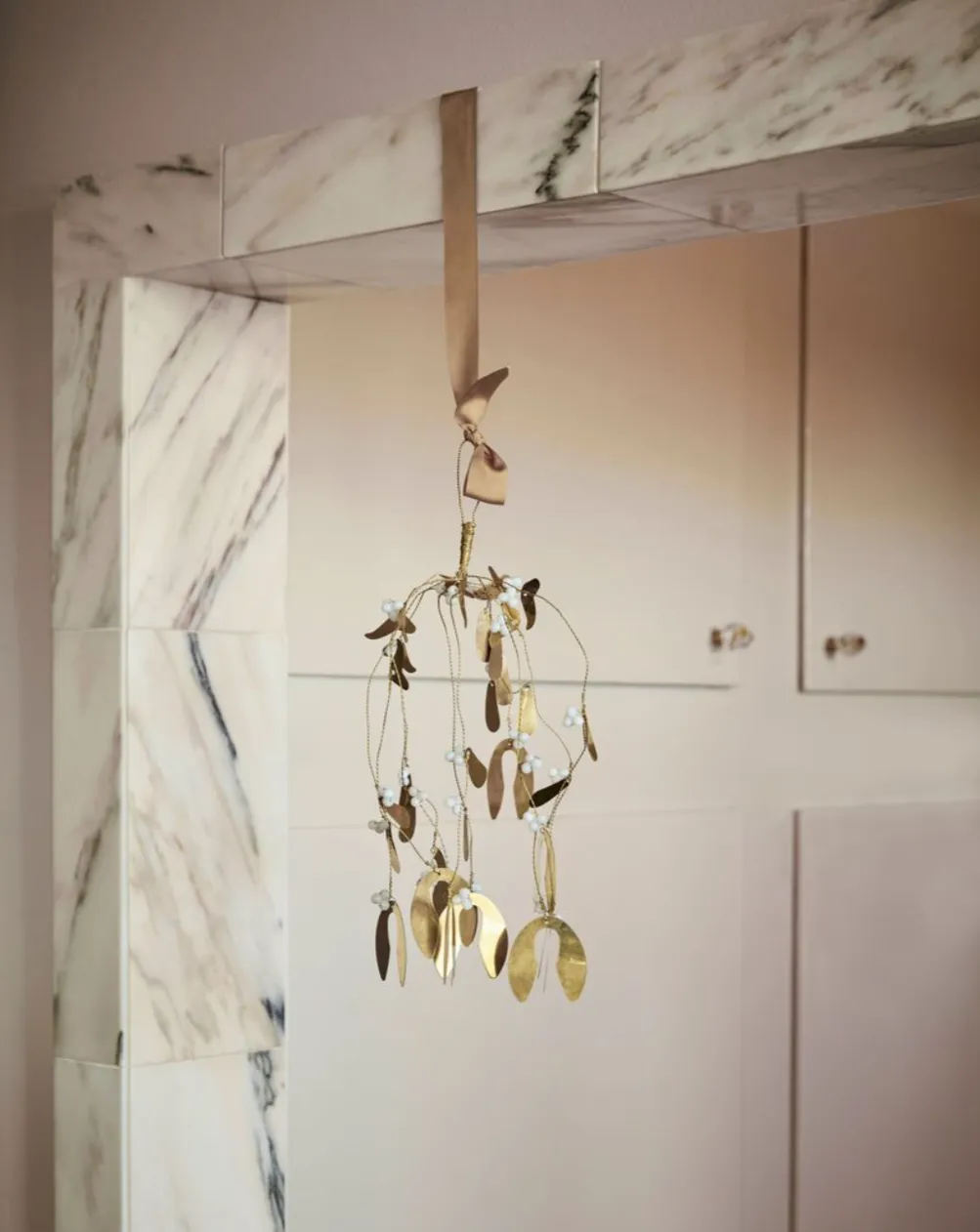 HDMisteloe Brass Hanging Ornament