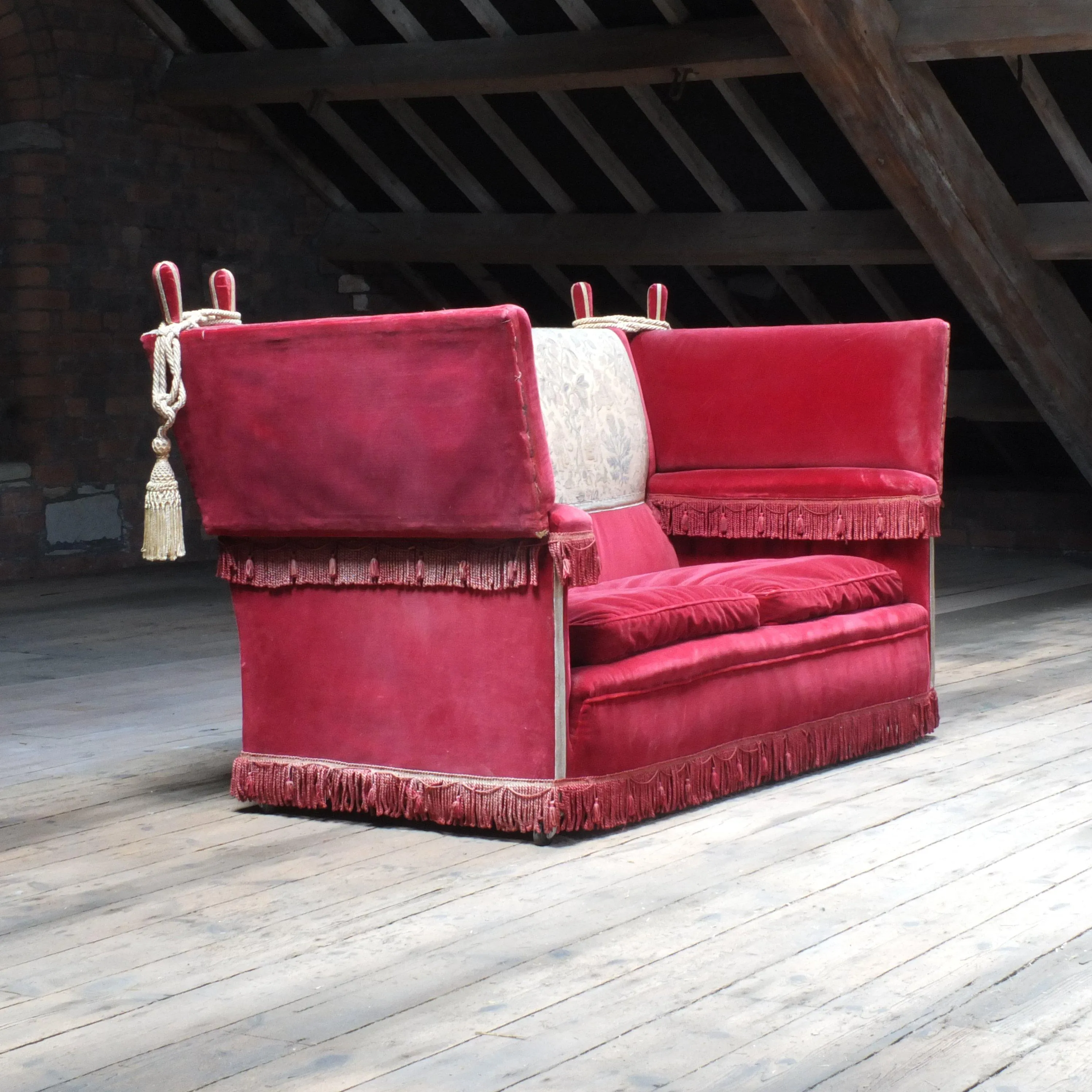 Traditional country house knoll sofa