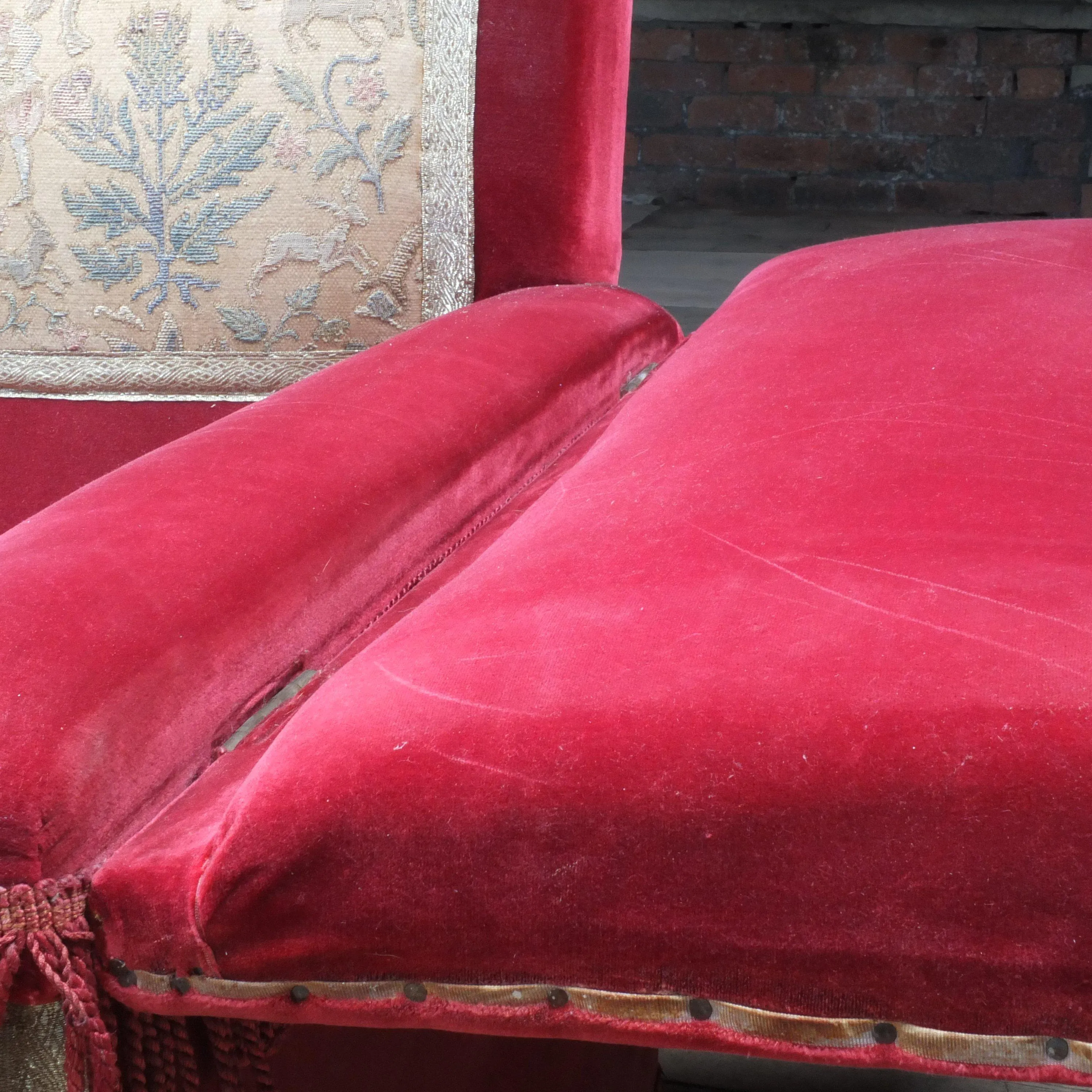 Traditional country house knoll sofa