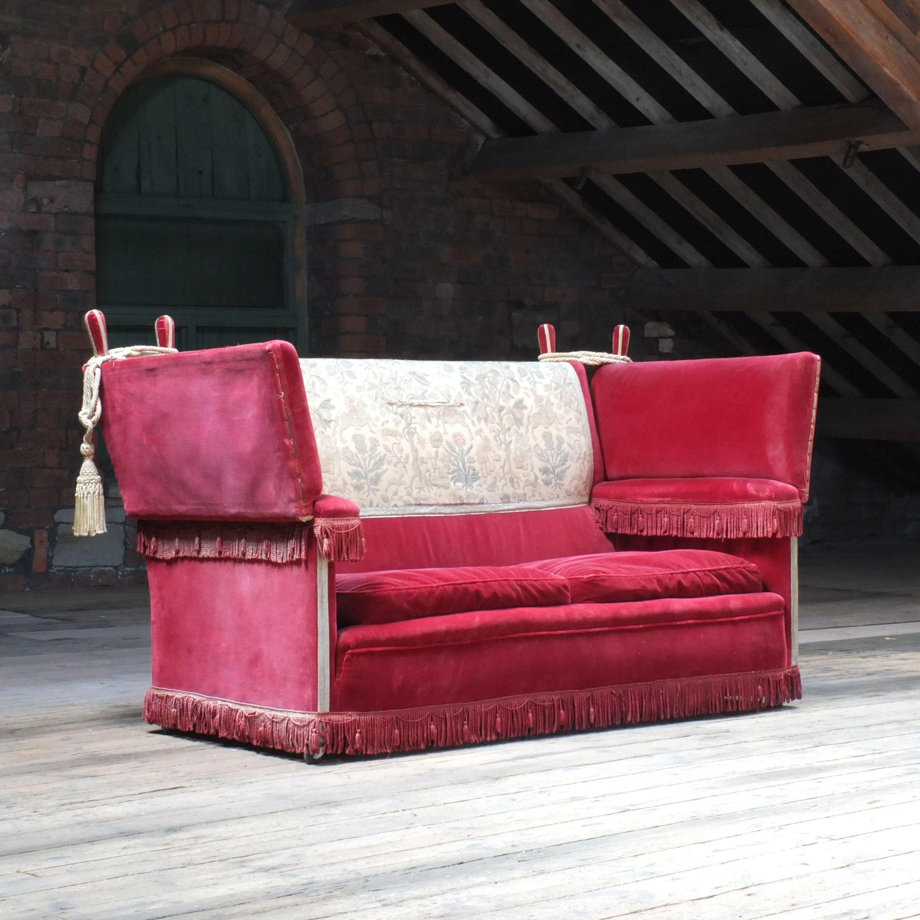 Traditional country house knoll sofa