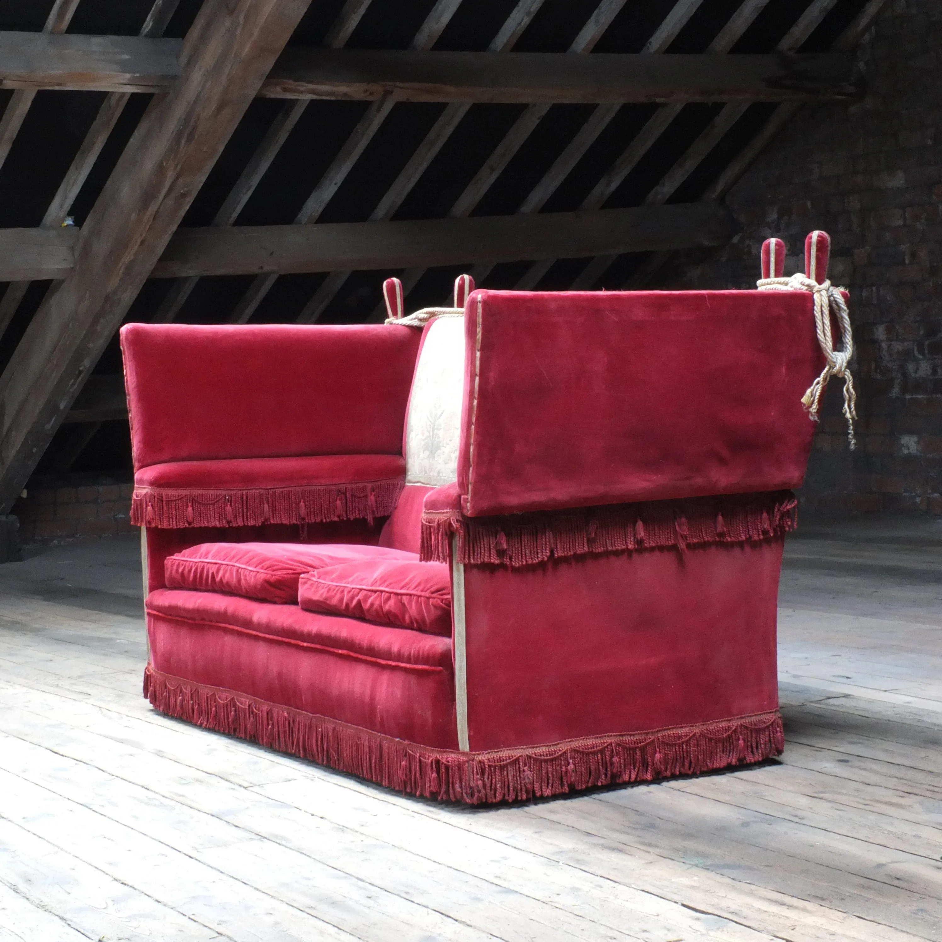 Traditional country house knoll sofa