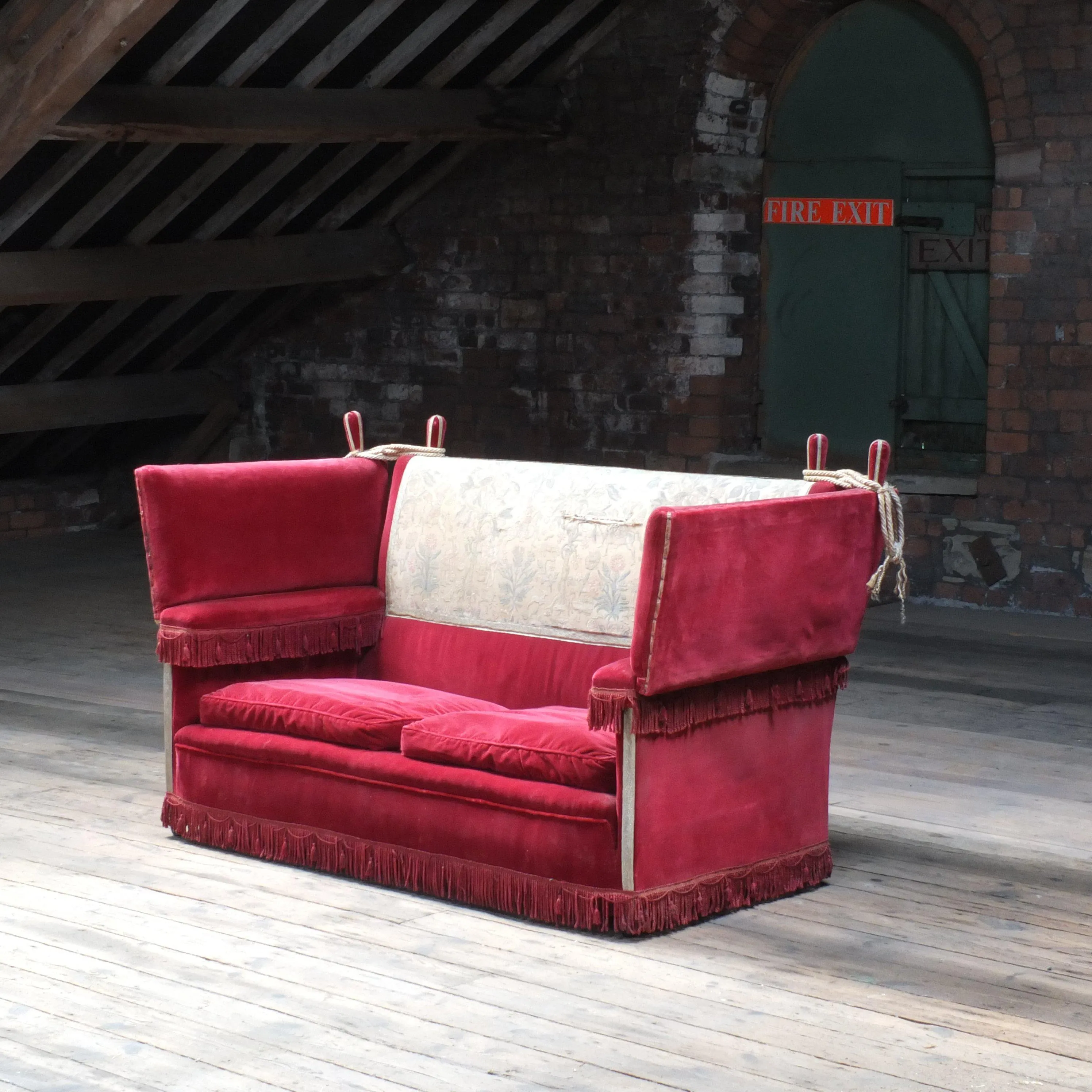 Traditional country house knoll sofa