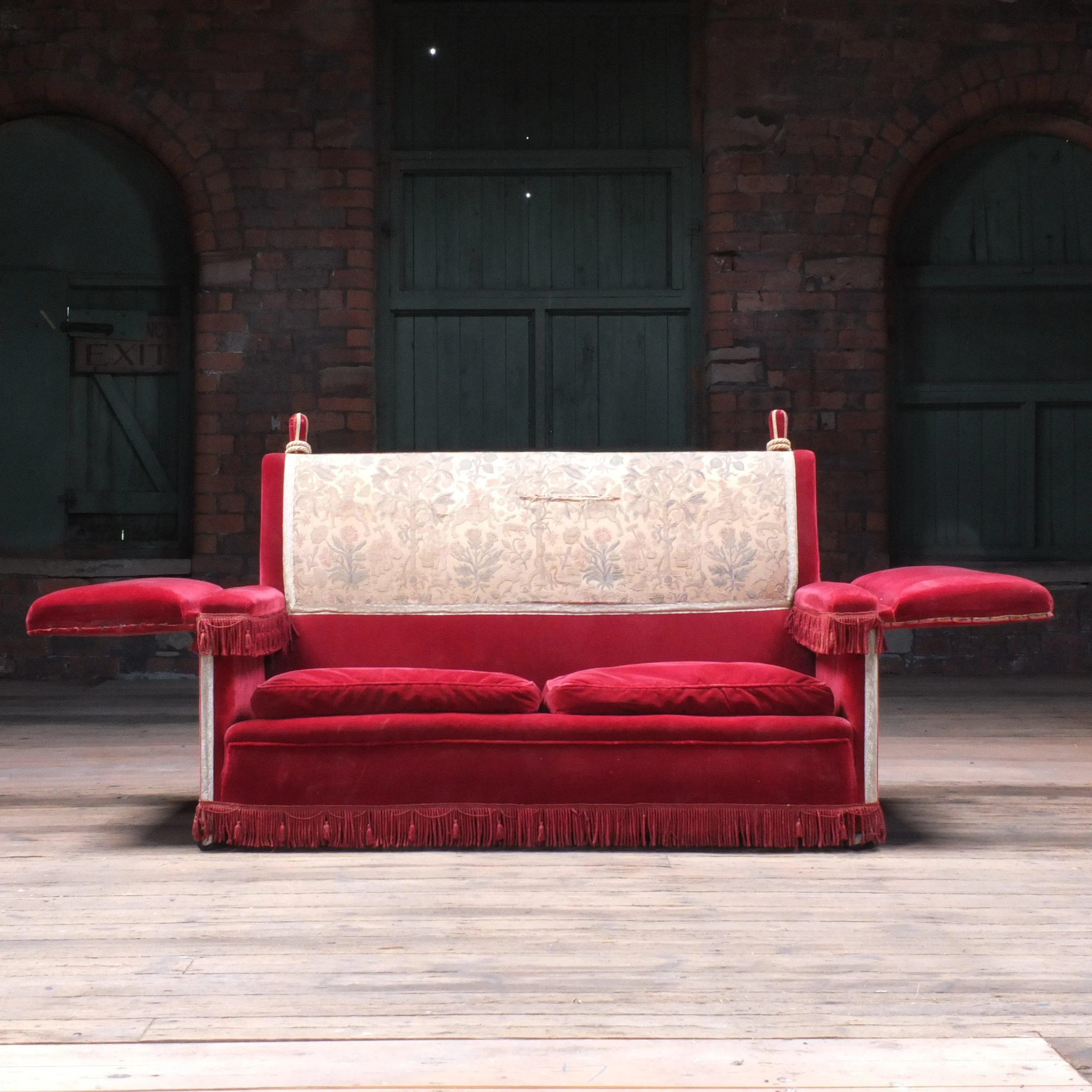 Traditional country house knoll sofa