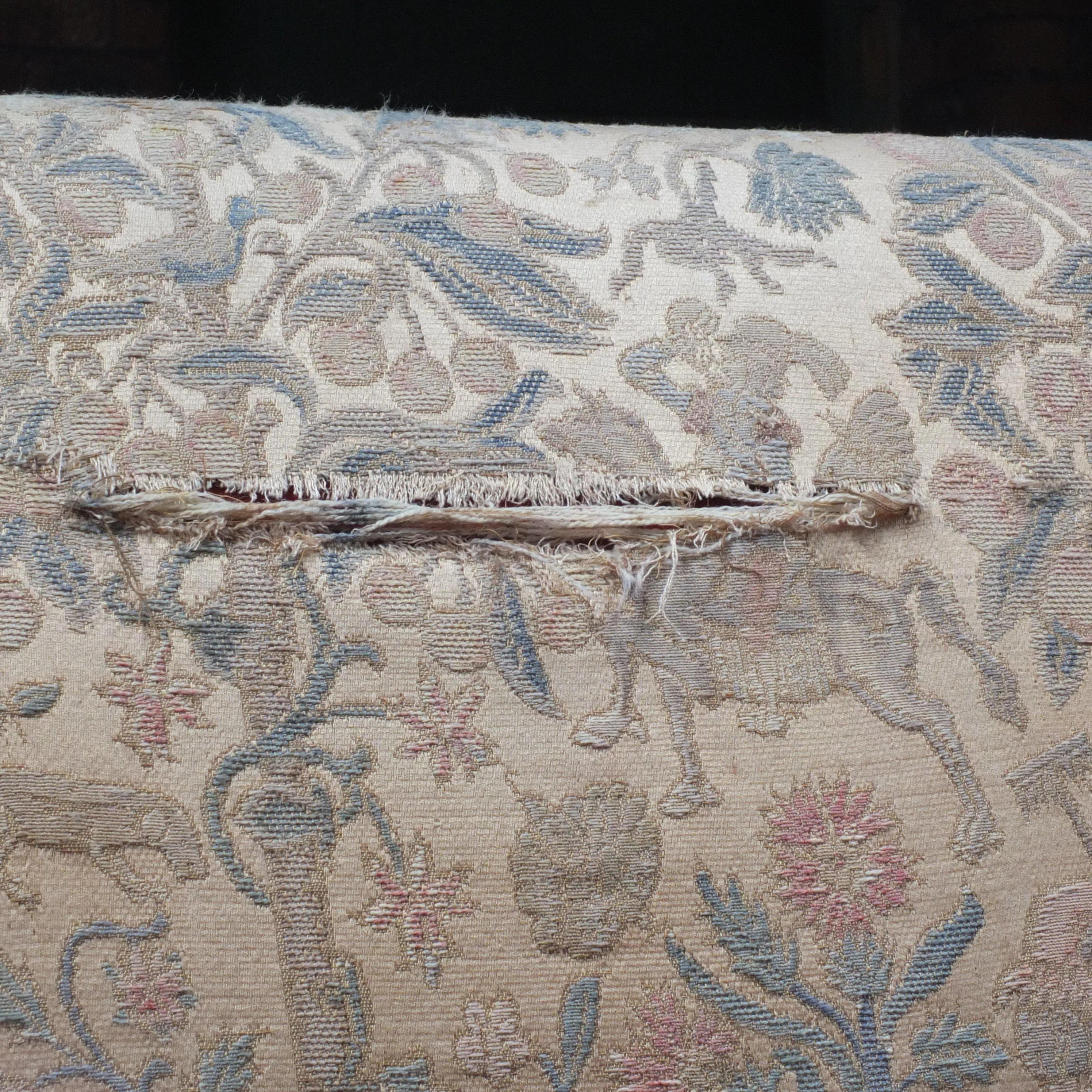 Traditional country house knoll sofa