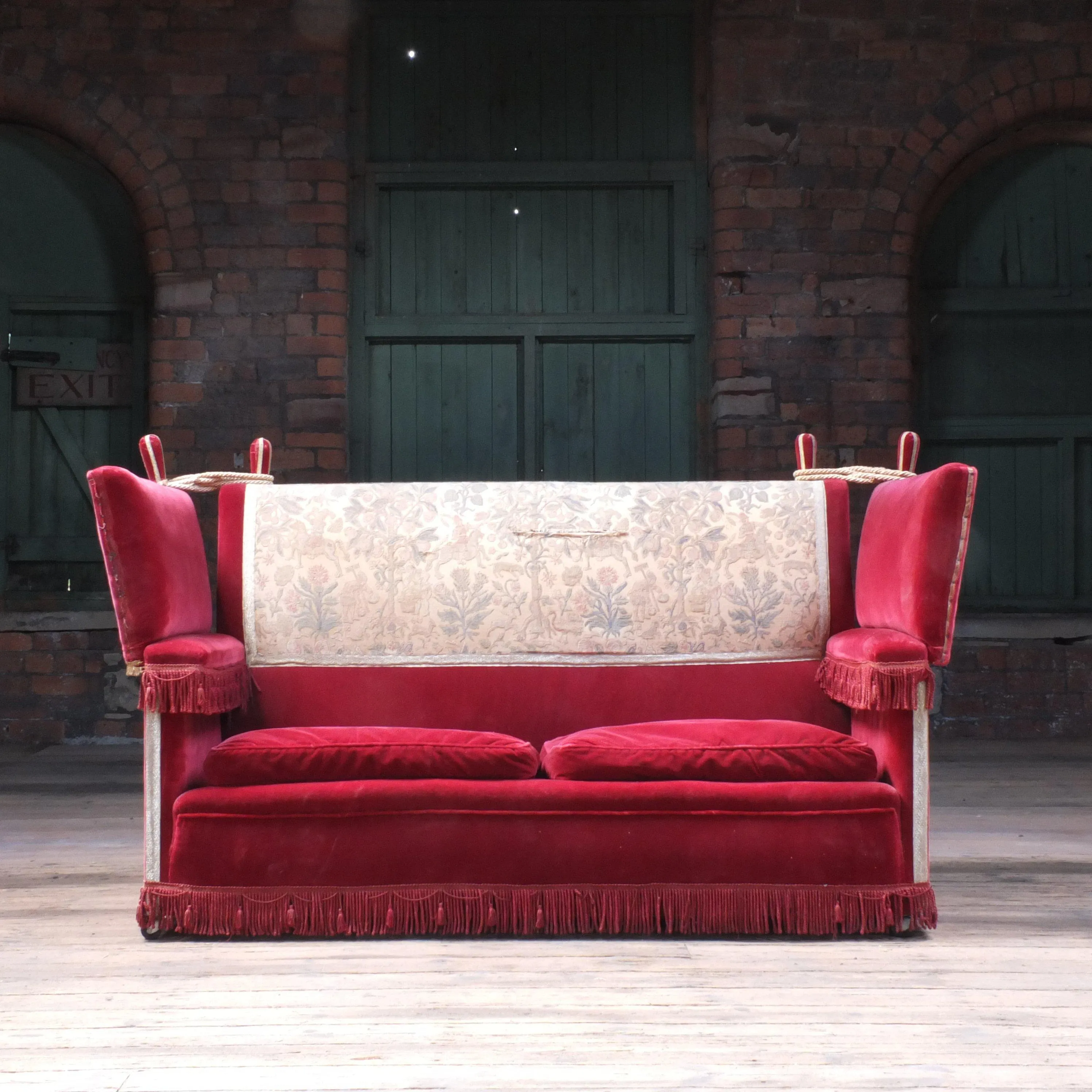 Traditional country house knoll sofa